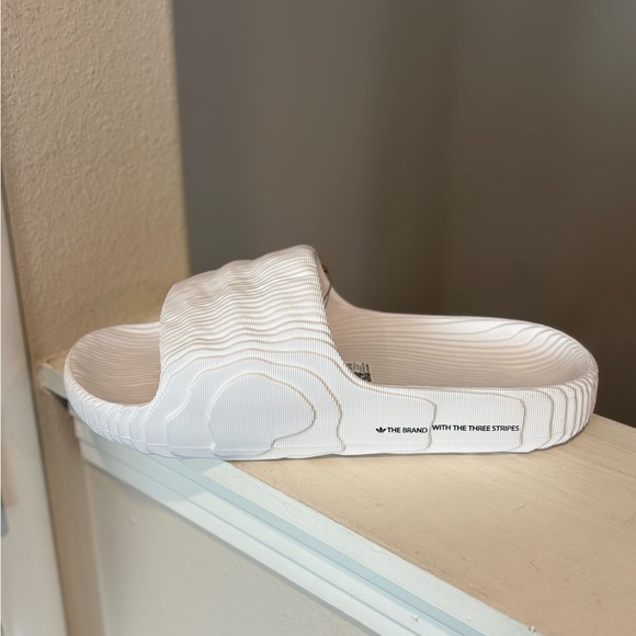 Adidas Mens Size 13 Adilette 22 Mens Casual Slide Crystal White HQ4672 - Picture 4 of 10